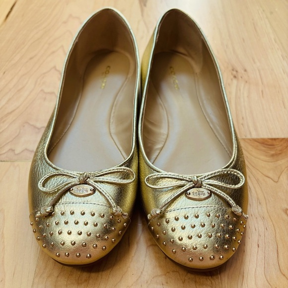 Coach Gold Doreen Tumbled Flats Shoes Studded Cap Toe 8 B - Picture 1 of 11